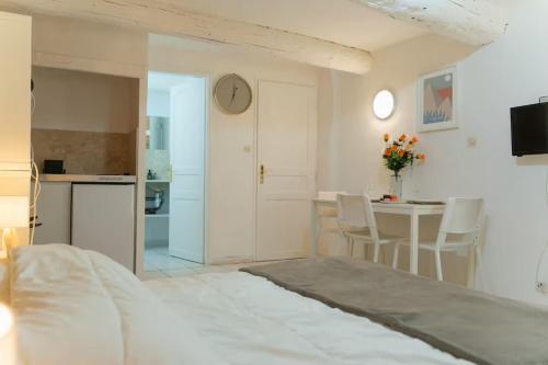Studio near the port and shops - image 2