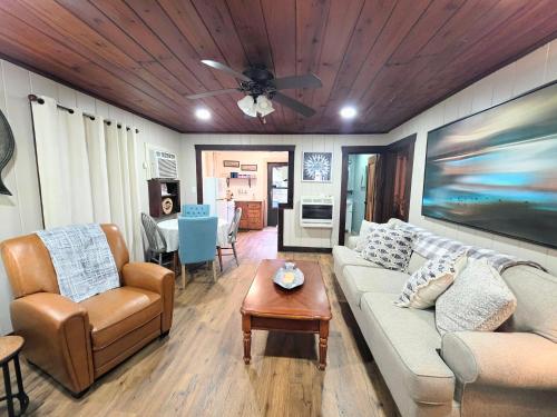 #09 - Large Lakeview One Bedroom- Pet Friendly, Hot Springs