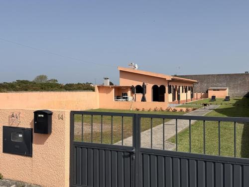 Dārzs, Casa Peixinho São Jacinto - 2 Bedrooms, Garden & BBQ near Beach (Casa Peixinho Sao Jacinto - 2 Bedrooms, Garden & BBQ near Beach) in São Jacinto
