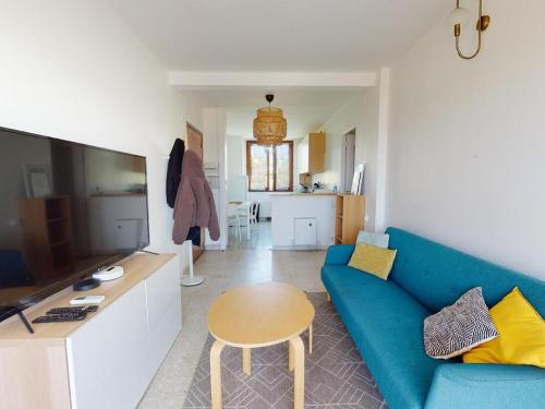 Grande chambre dans grand appartement