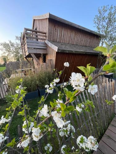 La Cabane Féerique - Les Pieds dans le Pré (La Cabane Feerique - Les Pieds dans le Pre) in Les Landes-Genusson