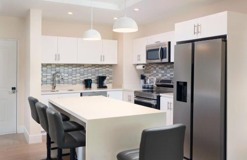 Cocina, Modern 2BR Beachside Haven Ground Floor and Pool in Little Battaleys