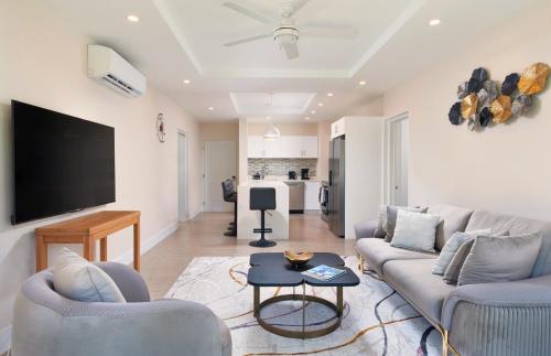 Instalaciones, Modern 2BR Beachside Haven Ground Floor and Pool in Little Battaleys