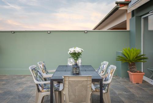 Oprema, Central Guest House in Isthmia