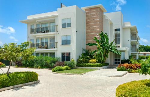 Vista exterior, Modern 2BR Beachside Haven Ground Floor and Pool in Little Battaleys