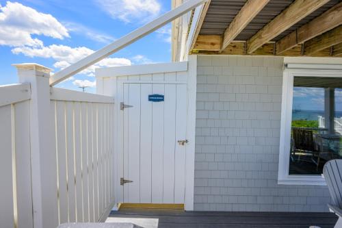 Two-Level Oceanfront Cottage—Decks Water Views - image 12