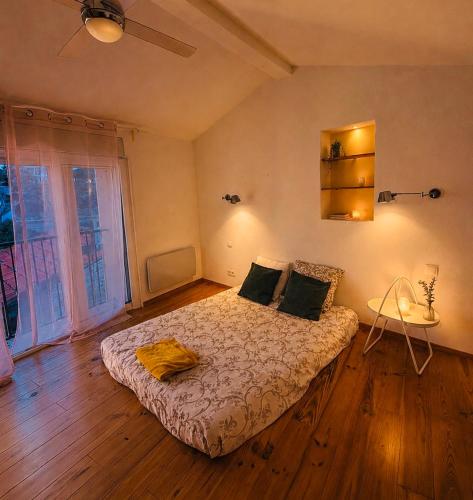 Bormes center 75 m2 artistic stay 2 to 4 people