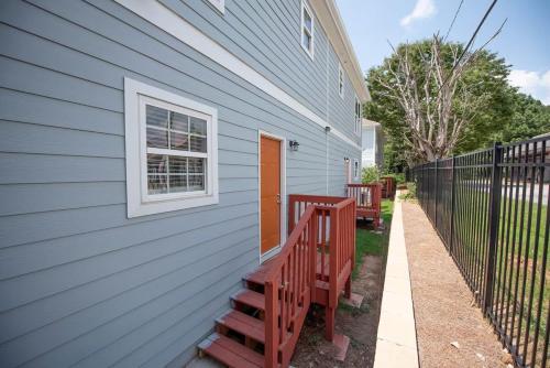 Basic 4 bedrooms with 7 beds 15 min from downtown sleeps 9 Adults comfortably for Work crews and Lar in Southwest