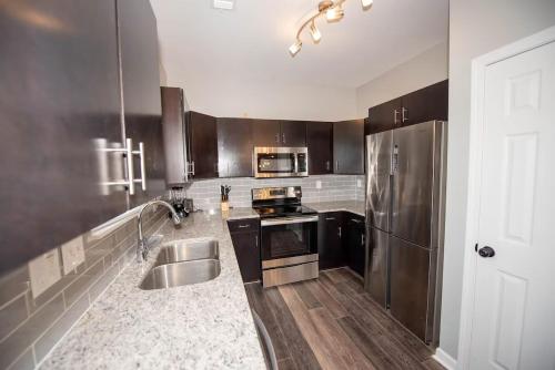 Basic 4 bedrooms with 7 beds 15 min from downtown sleeps 9 Adults comfortably for Work crews and Lar in Southwest
