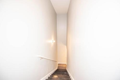 Basic 4 bedrooms with 7 beds 15 min from downtown sleeps 9 Adults comfortably for Work crews and Lar in Southwest