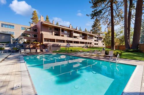 Lakefront Retreat With Shared Pool Hot Tub & Sauna - Near Shopping & Skiing - Lake Tahoe