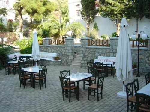 Oasis Hotel - image 10