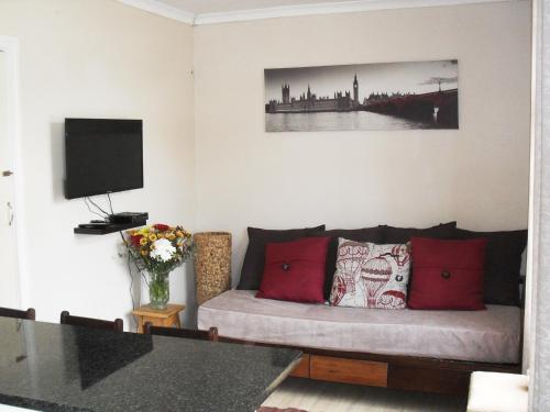 Apartment 7 On Oakleigh Stop at Apartment 7 On Oakleigh to discover the wonders of Pietermaritzburg. Both business travelers and tourists can enjoy the propertys facilities and services. Service-minded staff will welcome an