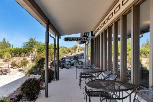 Landmark Lookout Lodge - image 13