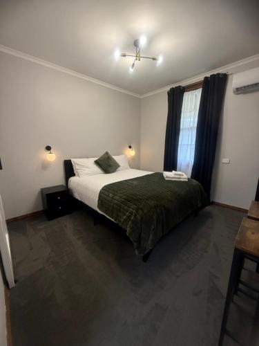 1 queen bed