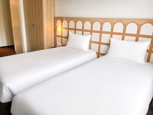 2 twin beds