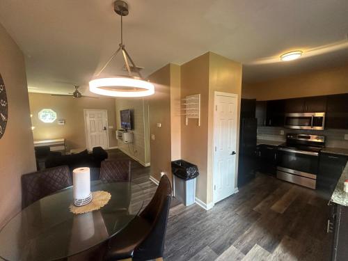 Basic 4 bedrooms with 7 beds 15 min from downtown sleeps 9 Adults comfortably for Work crews and Lar in Southwest