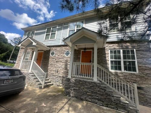 Basic 4 bedrooms with 7 beds 15 min from downtown sleeps 9 Adults comfortably for Work crews and Lar in Southwest