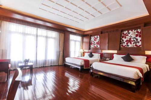 Deluxe Double or Twin Room image 10