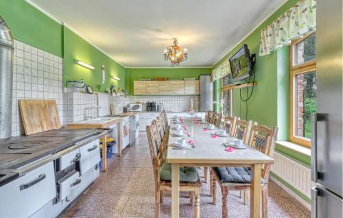 virtuve, 10 Bedroom Amazing Home In Sitzendorf in Sitzendorf