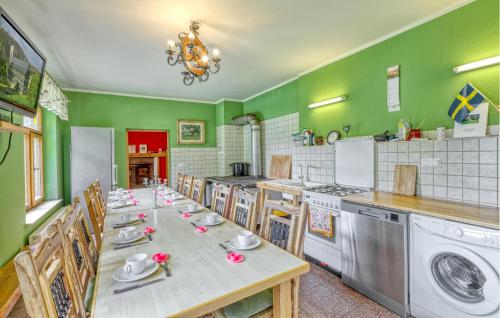 virtuve, 10 Bedroom Amazing Home In Sitzendorf in Sitzendorf