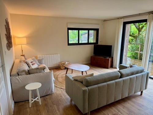 Maison en pierre avec jardin et piscine privée 8 personnes (Maison en pierre avec jardin et piscine privee 8 personnes) in La Dornac