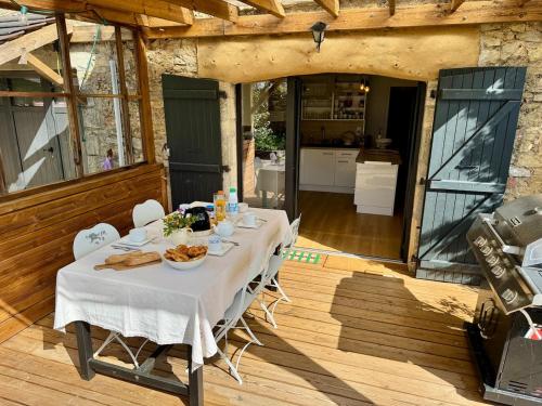 Maison en pierre avec jardin et piscine privée 8 personnes (Maison en pierre avec jardin et piscine privee 8 personnes) in La Dornac
