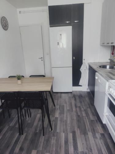 Küche, Cozy 1BR Apt in Sotkamo - Peaceful Forest Views in Sotkamo