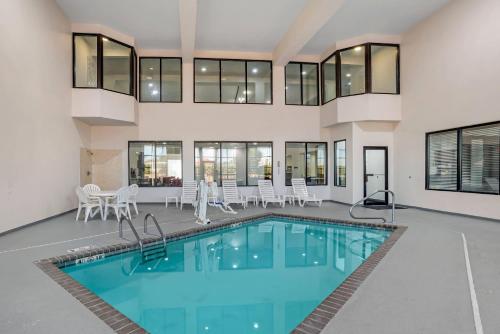 בריכת שחיה, Comfort Suites Hattiesburg near University in חטייסבורג(אם סי)