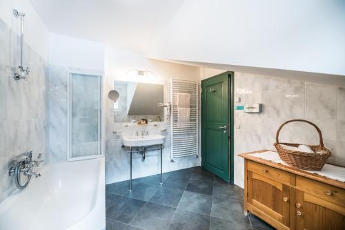 Hotel Dolomitenhof & Chalet Alte Post 2