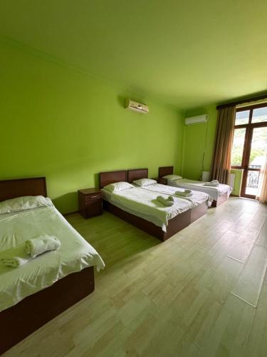 4 twin beds