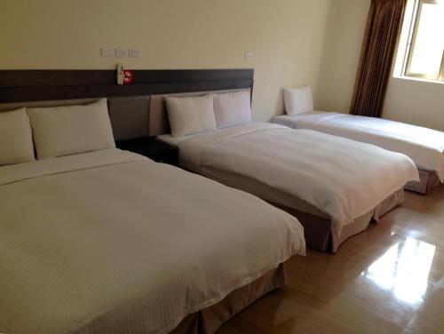 2 double beds, 1 twin bed