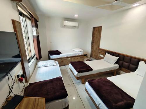 4 twin beds