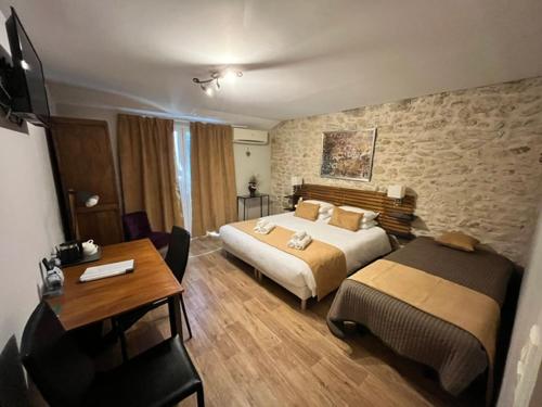1 king bed, 1 twin bed