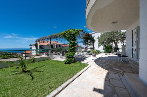 Balkon/Terrasse, Villa Božica - sea view stone villa with free parking (Villa Bozica - sea view stone villa with free parking) in Makarska