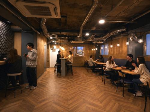 Shared lounge/TV area, Shijo Guesthouse HIVE in Kyoto