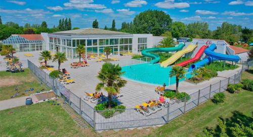 Camping 4 étoiles Les Amiaux - Tente bungalow équipée 23m2 - Piscines - 900m plage - Sezonia
