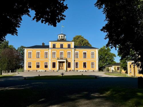 . Rosenträdgården - Private guesthouse at Stäringe