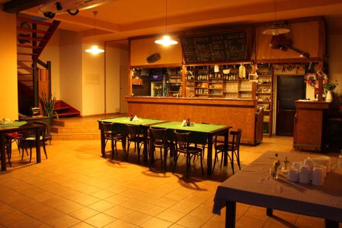 Restorāns, Malbenka - chata na skale pod hradem Kokorin in Kokorin