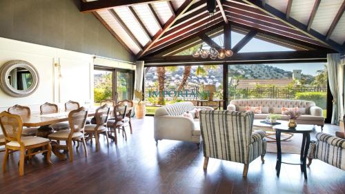 ห้องส่วนกลางสำหรับนั่งเล่น/ดูทีวี, 4-Bedroom Villa with Sea View in Yalıkavak BD4150 in เกริส