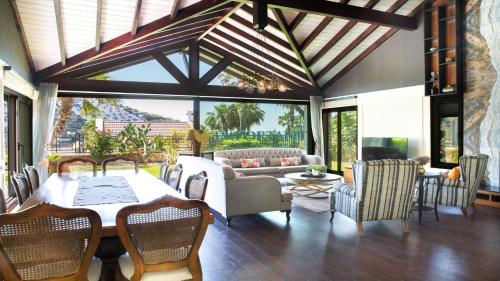 ห้องส่วนกลางสำหรับนั่งเล่น/ดูทีวี, 4-Bedroom Villa with Sea View in Yalıkavak BD4150 in เกริส