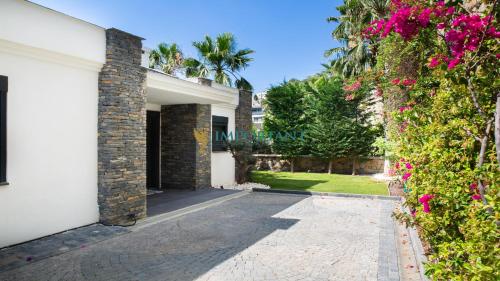 4-Bedroom Villa with Sea View in Yalıkavak BD4150 in เกริส