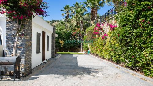4-Bedroom Villa with Sea View in Yalıkavak BD4150 in เกริส