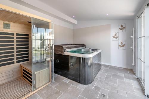 Large Longhouse with HOT TUB & SAUNA, 4 BATHROOMS, 4 TVs - Location, gîte - Guérande