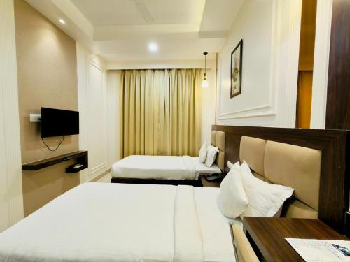 Hotel Golden Crown - 600m to Kashi Vishwanath Temple photo 5