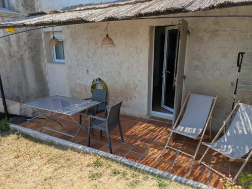 Chez LINAT - Studio en rez de jardin au calme avec vue mer