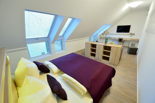1 king bed, 1 sofa bed