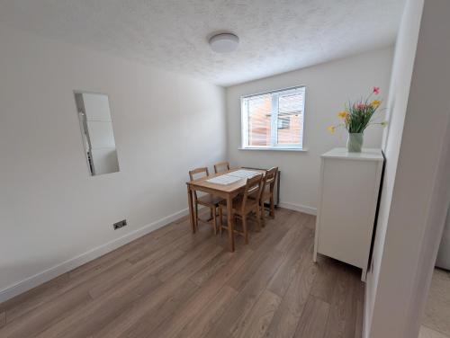 設施, Modern 2-bed flat near QMC and city centre, with private garage in 近市中心