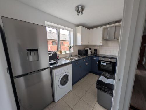 Modern 2-bed flat near QMC and city centre, with private garage in 近市中心
