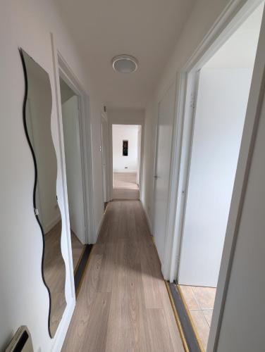 Modern 2-bed flat near QMC and city centre, with private garage in 近市中心